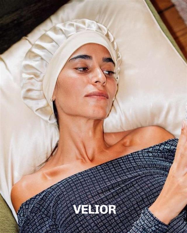 Gorro de noche de satén - mujer con bonnet protector de cabello